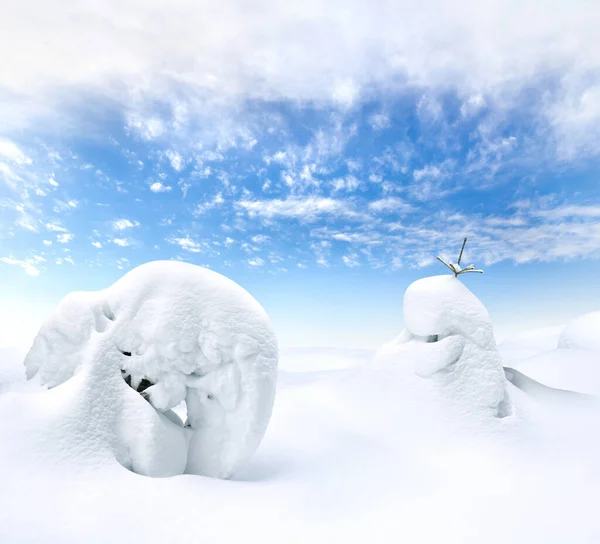 Fantastische Besneeuwde Figuren Van Sparren Bomen Sneeuw Blauwe Lucht Achtergrond — Stockfoto