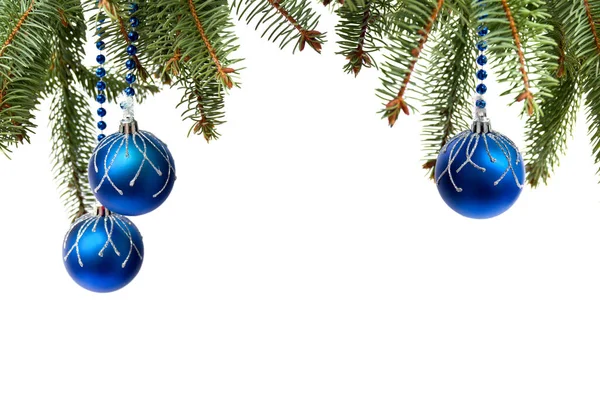 Kerstversiering Opknoping Blauwe Ballen Kerstboom Een Witte Achtergrond Met Ruimte — Stockfoto