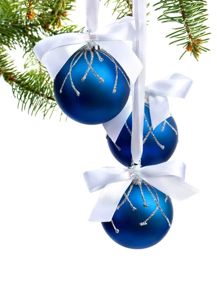 Kerstversiering Opknoping Blauwe Ballen Kerstboom Een Witte Achtergrond Met Ruimte — Stockfoto