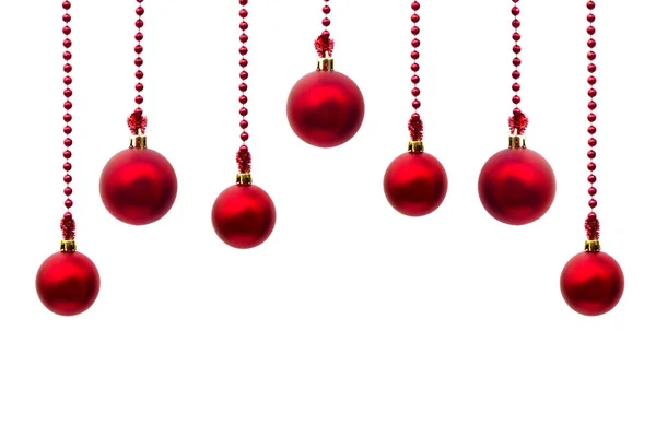 クリスマスの装飾 テキストのためのスペースと白い背景に赤いボールをぶら下げて — ストック写真
