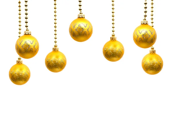 Kerstversiering Gouden Gele Ballen Ophangen Een Witte Achtergrond Met Ruimte — Stockfoto