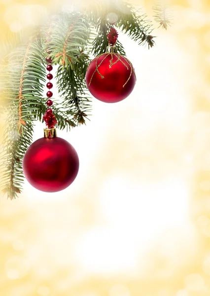 Decoração Natal Pendurado Bolas Vermelhas Fundo Borrão Amarelo Dourado Abstrato — Fotografia de Stock