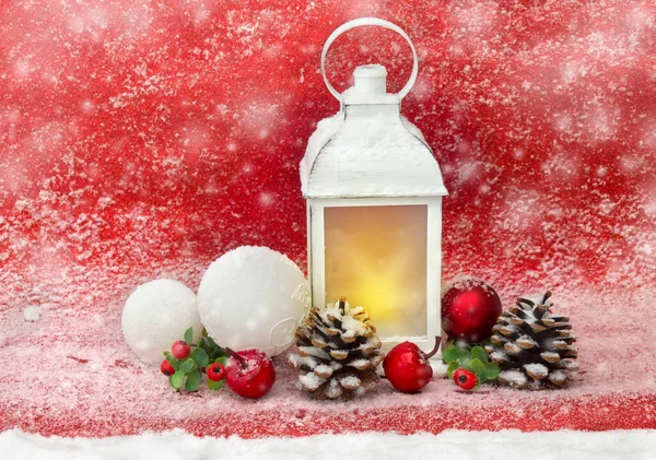 Karácsonyi Dekoráció Karácsonyi Lámpa Fehér Piros Labdák Fenyőtoboz Vörös Alma — Stock Fotó