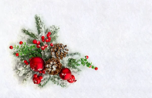 クリスマスの装飾 小枝クリスマスツリー 茶色の天然松のコーン ボール 赤いリンゴとテキストのためのスペースと雪の上の赤い果実 トップビュー フラットレイアウト — ストック写真