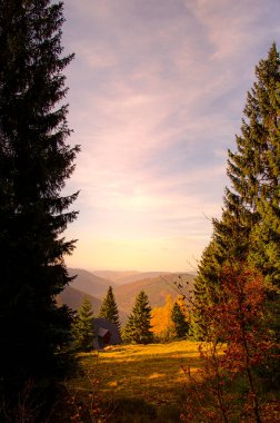 Sonbahar dağlarının üzerinde güzel gün batımı