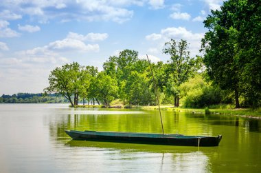 Yosun havuzunda eski balıkçı tekneleri