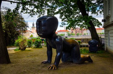 Prag, Çek Cumhuriyeti Kampa 'daki Dev Bronz Bebekler, David Cerny