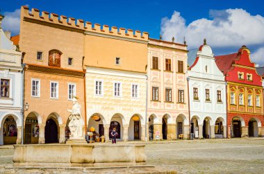 Telc, Çek Cumhuriyeti - Romantik evler ve Telc 'teki Hradec Meydanı' ndaki Zachary 'de bir çeşme