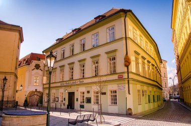 Prag, Çek Cumhuriyeti Na Zabradli Tiyatrosu 'nun duvarında güneş ışığı