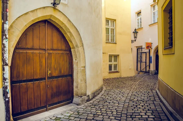 Praga República Checa Calle Estrecha Con Puerta Madera — Foto de Stock