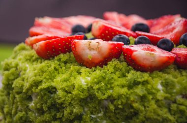 Renkli lezzetli meyveli yosun keki