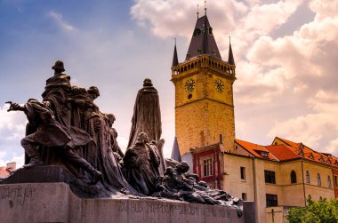 Prag, Çek Cumhuriyeti: Eski Zaman Meydanı 'ndaki belediye binası ve Jan Hus anıtı