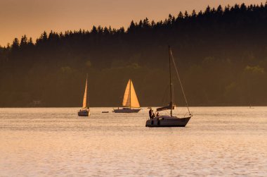 Lipno na Vltavou, Çek Cumhuriyeti: Lipno 'da yaz günbatımında tekneler 