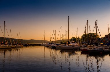 Lipno na Vltavou, Çek Cumhuriyeti: Lipno 'da yaz günbatımında tekneler 