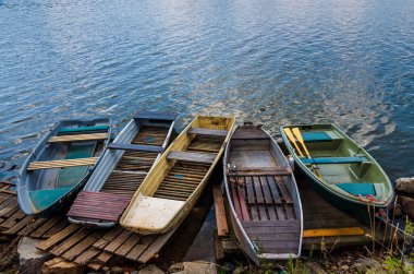 Lipno gölünün kıyılarında renkli balıkçı tekneleri