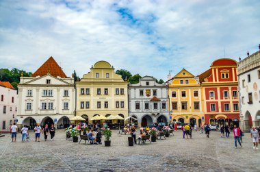 Cesky Krumlov, Çek Cumhuriyeti: Renkli evleri ve kilise şapeli olan eski ve klasik bir kasaba