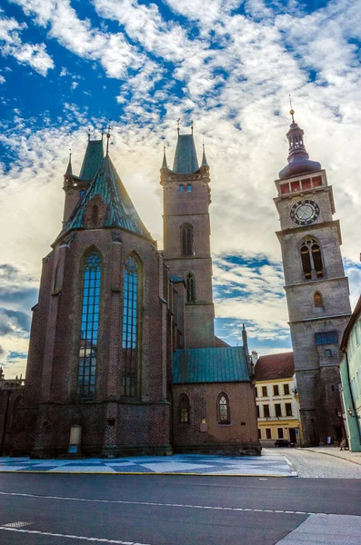 Hradec Kralove 捷克共和国 大广场上的圣灵大教堂和白塔 — 图库照片