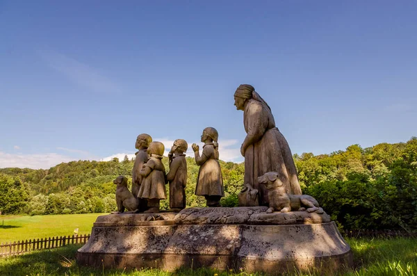 Ratiborice Tschechien Großmutter Mit Kinderstatue Von Otto Gutfreund — Stockfoto