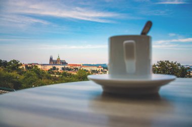Prag, Çek Cumhuriyeti: Prag Kalesine bakan bir fincan kahve