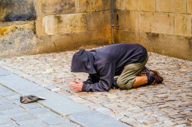 Prag, Çek Cumhuriyeti: Sokaktaki kimliği belirsiz dilenci.