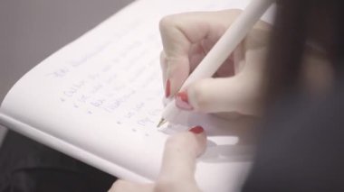 Bir kadının el yazısını kalemle kapat.