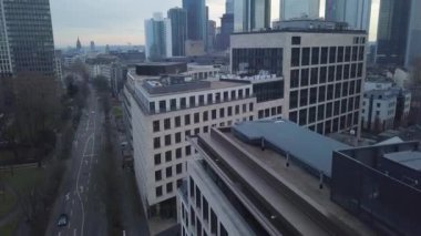 İnsansız hava aracı modern bir şehrin üzerinde uçuyor..