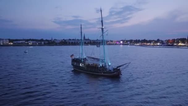 Party Boot Vattnet Nära Stadens Hamn — Stockvideo