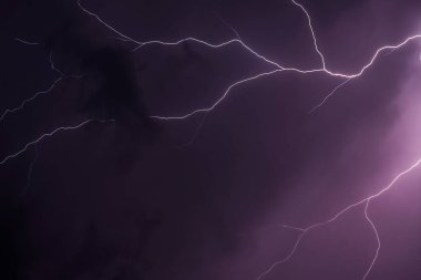 Gece gökyüzünde şimşek çakıyor.