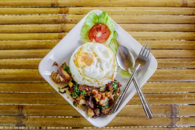 Fesleğenli kızarmış domuz eti.