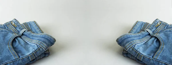 Дзеркало Двох Пар Джинсів Знаходиться Розі Панорамної Рами Студійна Стрілянина — стокове фото