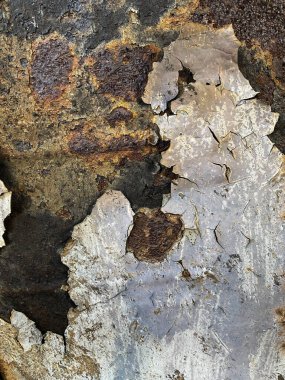 Terk edilmiş bir madendeki çeşitli metal ve ahşap dokuların fotoğrafları.