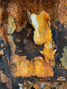 Terk edilmiş bir madendeki çeşitli metal ve ahşap dokuların fotoğrafları.