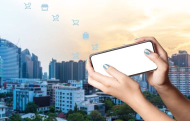 Güzel bir kadının el ojeli telefon teknolojisi. Ev alışverişi ikonu. Çevrimiçi satın alma.