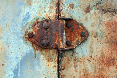 Paslı menteşe eski paslı demir kapıya yakın plan