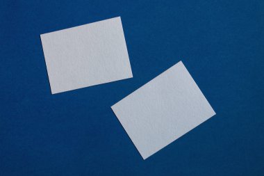 Mavi duvarda iki beyaz yapışkan nota