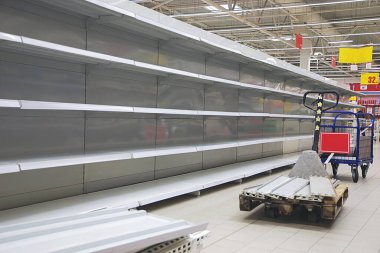 Markette boş raflar ve el arabası