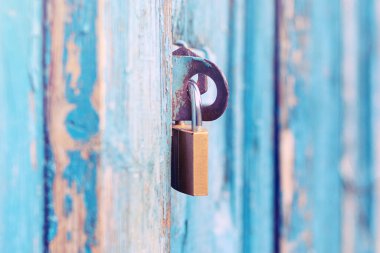 Kapalı kapıdaki asma kilit