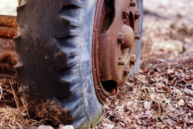 Terk edilmiş makinelerin eski paslı tekerleği