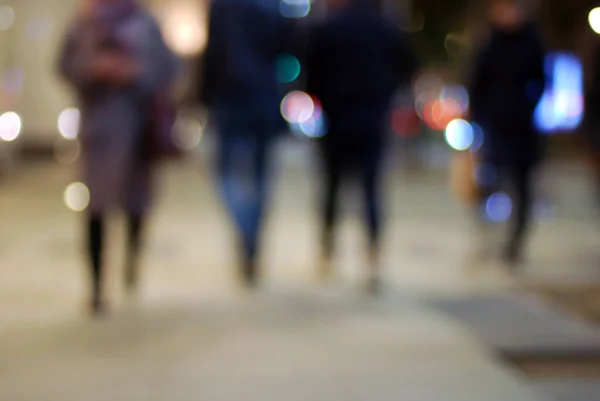 Verschwommene Menschensilhouetten Auf Der Nächtlichen Straße Den Lichtern Der Großstädte — Stockfoto