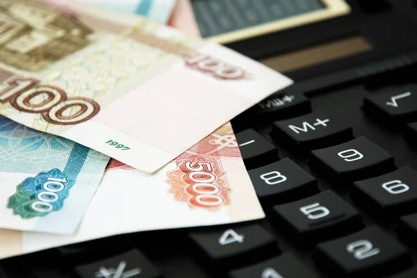 hesap makinesi klavyesi, finans, muhasebe, kriz ve tasarruf kavramı üzerine ruble banknotları
