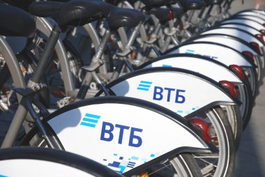 Moskova 06 / 06 / 2019 Arka sıçrama tahtalarında VTB grubu logosu olan şehir bisikletleri