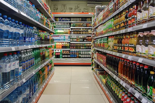 Moscú 2019 Agua Embotellada Refrescos Supermercado — Foto de Stock