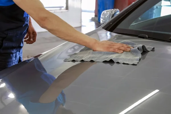 Car Washer Man Wipes Polishes Car Hood Washing Special Rag — Stock Photo, Image