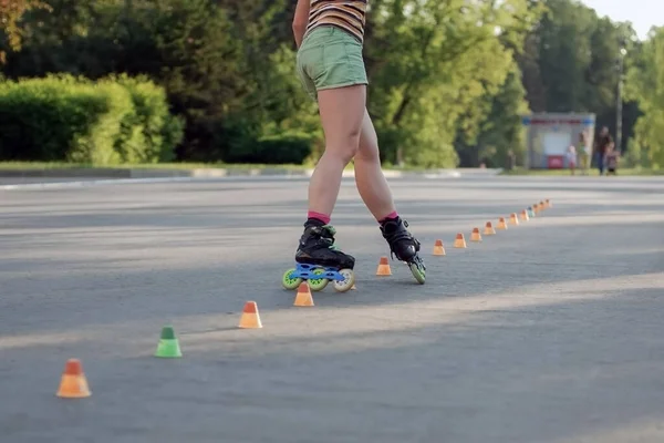 Roller Skater Wanita Dalam Pelatihan Celana Pendek Taman Kaki Yang Stok Gambar Bebas Royalti
