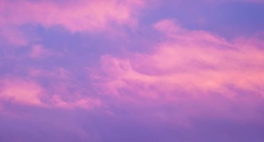 Mavi gökyüzü arka planında pembe bulutlar