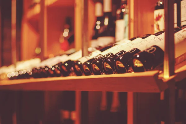ワインバーやワインショップのワインボトルは — ストック写真
