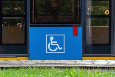 Tramvay kapısında engelli işareti, şehir ulaşımı