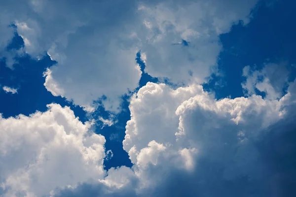 Cúmulos Nubes Alto Del Cielo Azul Sobre Cabeza — Foto de Stock