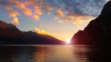 Dağ gölünde güzel gün batımı - mavi gökyüzü, turuncu ve pembe bulutlar, batan güneş