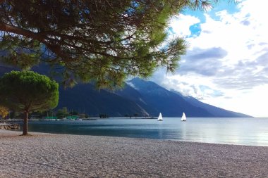 Göl dağları Avrupa yelkenli yatlar manzara